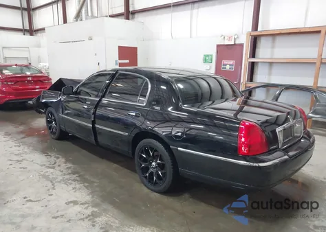 2008 Lincoln Town Car Signature Limited из США, поврежденный, VIN 2LNHM82V88X649715